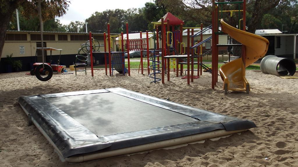 ホテル Australind Tourist Park エクステリア 写真